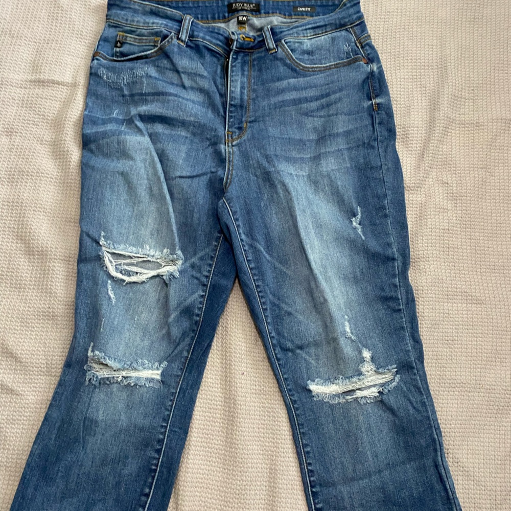 Judy Blue Medium Wash Mid Rise Distressed Capri Jeans 16W GUC